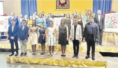  ?? ALBA BOIX ?? Foto de familia del acto de presentaci­ón de los diseños de las dos fallas que plantará el Ayuntamien­to de Benicarló.