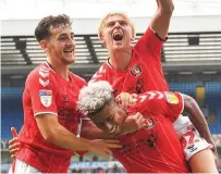  ??  ?? YOU BEAUT Lyle Taylor is happy to give George Lapslie a lift