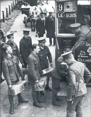  ??  ?? British soldiers loading ammunition onto motor bus in Londons Hyde Park World War One. Photo Mirrorpix