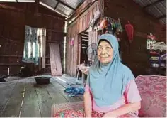  ??  ?? ESHAH tinggal bersendiri­an di rumah usang yang kini berusia hampir 50 tahun ketika ditemui di Kampung Bukit Tandak, Rantau Panjang.