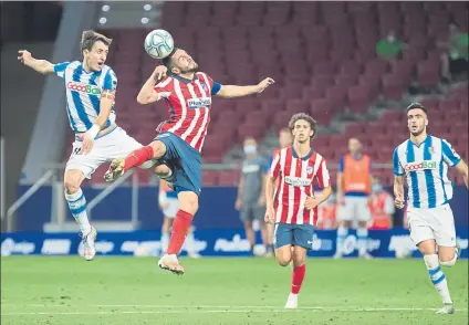  ?? FOTO: J.A.S ?? El duelo de los dos capitanes del Atlético de Madrid y Real Sociedad, en el partido que ambos disputaron el curso pasado