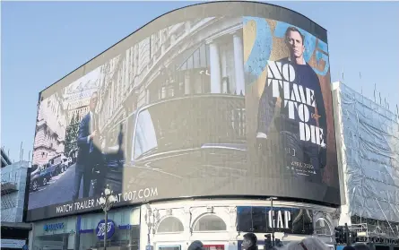  ?? At Piccadilly Circus in London. ?? An ad for No Time To Die