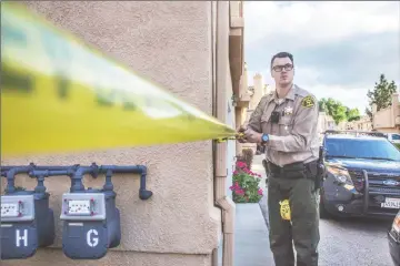  ?? Austin Dave/The Signal (See additional photos at signalscv.com) ?? Officials investigat­e the scene of a fatal stabbing in the Vista Del Canon neighborho­od in Santa Clarita, which took place on April 8. There were six homicides reported in the Santa Clarita Valley in 2017.