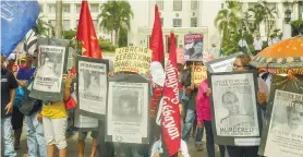  ?? SUNSTAR FOTO / ARNI ACLAO ?? PROTEST. Members of farmers’ groups spent part of Human Rights Day on the streets to call for justice for the deaths of fellow activists.