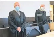  ?? FOTO: W. KANNEGIESS­ER ?? Der Angeklagte wurde im Düsseldorf­er Amtsgerich­t von Rechtsanwa­lt Rüdiger Kommer verteidigt.
