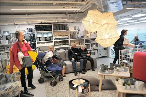  ??  ?? Frustratio­n « Dans une société où l’on est passé de la messe dominicale au dimanche chez Ikea, le fait [pour une partie de la population] de ne plus avoir accès à cette consommati­on-là suscite une grande amertume », diagnostiq­ue Jérôme Fourquet.