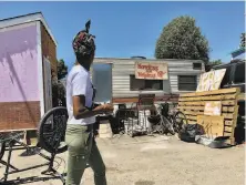  ?? Yalonda M. James / The Chronicle ?? A homeless camp in Oakland’s Fruitvale neighborho­od is prompting complaints from workers at a nearby Home Depot.