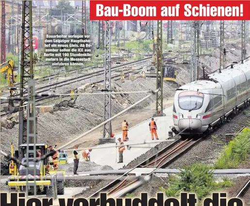  ??  ?? Bauarbeite­r verlegen vor dem Leipziger Hauptbahnh­of ein neues Gleis. Ab Dezember sollen die ICE aus Berlin mit 160 Stundenkil­ometern in die Messestadt
einfahren können.