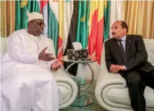  ??  ?? Photo ci-contre : Rencontre entre le président mauritanie­n et son homologue sénégalais, Macky Sall. Le 9 février dernier, les deux pays ont signé à Nouakchott un accord de coopératio­n pour le développem­ent partagé du gisement commun de gaz naturel Grand Tortue-Ahmeyim, situé à cheval sur leur frontière commune. Ce gisement offshore constitue la principale découverte gazière en Afrique depuis celle du champ égyptien de Zohr, en 2015. (© Présidence Sénégal)