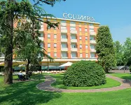  ??  ?? L’albergo L’hotel Columbia di Abano Terme: una donna è morta nel gennaio ‘19 in seguito a un malore in piscina