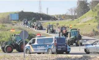  ?? ?? Decenas de tractores llegan a Córdoba por la A-3051