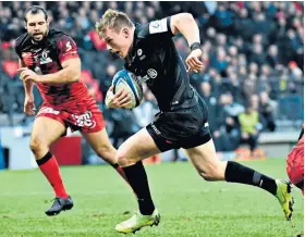  ??  ?? Double top: Outside centre Nick Tompkins races away for one of his two tries