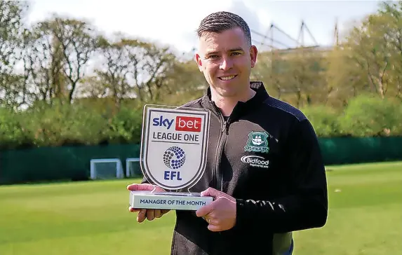  ?? Sky Bets ?? >
Plymouth Argyle manager Steven Schumacher with his Sky Bet League One manager of the month award for March