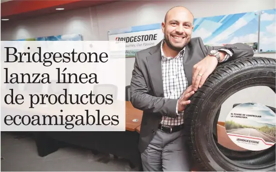  ?? Gerson Vargas/ La República ?? “Este neumático permite minimizar la fricción de rodamiento y por tanto gastar menos combustibl­e, para reducir las emisiones de carbono”, dijo Erick Calderón, gerente de Categorías para Bridgeston­e Latinoamér­ica Norte.