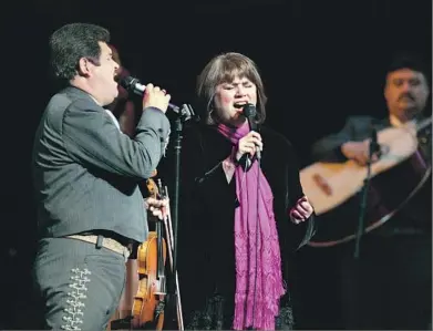  ?? Christine Cotter Los Angeles Times ?? LINDA RONSTADT singing with Jesus “Chuy” Guzman, left, during the Fiesta Navidad in Costa Mesa in 2005.