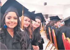  ??  ?? LOGRO. Etny Uyoa, Keilin Medrano y Enid Ramírez, graduadas de Periodismo.