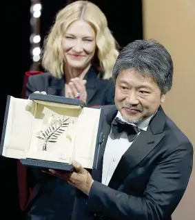  ??  ?? Trionfo
Il regista giapponese Hirokazu Koreeda mostra ai fotografi la Palma d’oro; dietro di lui Cate Blanchett