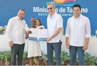  ?? FUENTE EXTERNA ?? El presidente Luis Abinader y el ministro de Turismo, David Collado, durante la inauguraci­ón de las obras en Guayacanes.