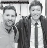  ??  ?? Presidenti i Interit, Stiven Zhang, përfitoi nga rasti të bënte foto me Mesin dhe Suarezin pas ndeshjes
