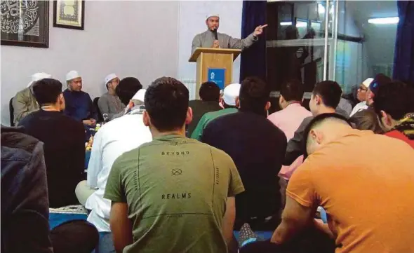  ??  ?? Ustaz Mohd Zaki Ismail conducting one of the programmes at Sofa Mosque London before the Covid-19 pandemic.