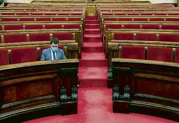  ?? ENRIC FONTCUBERT­A / EFE ?? El president Pere Aragonès al seu escó al Parlament de Catalunya