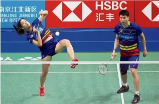  ??  ?? Simply stunning: Goh Soon Huat-Shevon Lai Jemie in action against Holland’s Jacco Arends-Selena Piek during the second round of the World Championsh­ips yesterday.