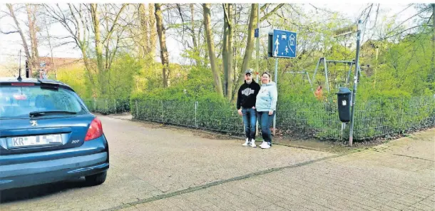  ?? RP-FOTO: VO ?? In diesem Bereich geriet der damals sechsjähri­ge Max unter einen SUV, der von der Spinnereis­traße vorn in die Spielstraß­e eingebogen war. Die Eltern des Jungen, Alice Laakmann und Christian Pasch, haben sich für mehr Verkehrssi­cherungen eingesetzt.