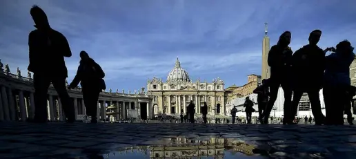  ??  ?? Lunghe code Migliaia di turisti italiani e stranieri affollano ogni giorno San Pietro e spesso per entrare nei Musei Vaticani l’attesa in fila supera le tre ore