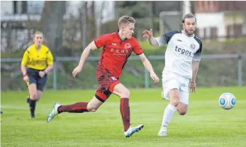  ?? FOTO: THOMAS WARNACK ?? Jonas Schuler l(inks), Ennetacher in Diensten des TSV Berg, im Zweikampf mit Ostrachs Lukas Maier, der von Beginn an spielt und den Ausgleich einleitet.