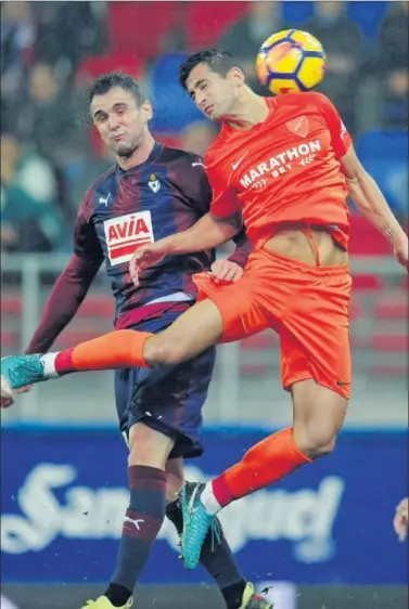  ??  ?? PELEA BAJO EL AGUA. Kike García y Luis Hernández buscan un balón aéreo en el partido de ayer.