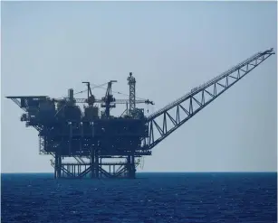  ?? (Amir Cohen/Reuters) ?? AN ISRAELI gas platform in the Mediterran­ean Sea.