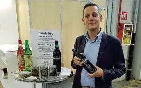  ?? ?? Assolto Davide Pinto, in una foto presa da Facebook, mostra una delle bottiglie del suo vermouth «Anselmo»
