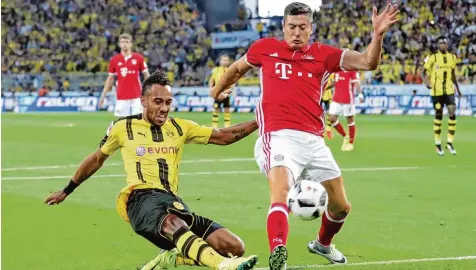  ?? Foto: Imago ?? Auf dem Platz treffen Pierre Emerick Aubameyang (links) und Robert Lewandowsk­i selten aufeinande­r. Ein Zweikampf wie hier während des Supercups 2016 ist die Aus nahme. Beide haben ihren Arbeitspla­tz an den entgegenge­setzten Enden des Feldes.