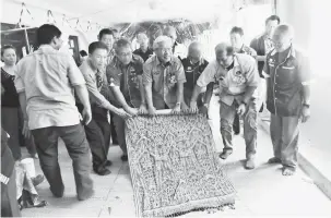  ??  ?? NUTUP GAWAI: Masing bejadika pengerami Ngioling Bidai kelai nutup Gawai ungkup taun tu ba Rumah Gendang di Sungai Puro, Gaat, Kapit bedau lama.