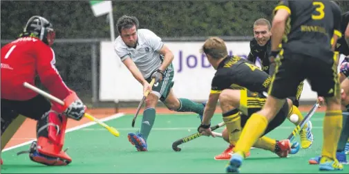  ?? Picture: Ady Kerry/chc ?? Canterbury’s Ed Welch lays the ball back to a team-mate against Beeston