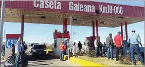  ??  ?? CIuDADAnoS ConTRoLAn el paso por la caseta