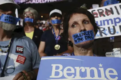  ?? JOSH HANER/NEW YORK TIMES ?? Leesha Fagan, a Bernie Sanders delegate from Michigan, makes her opinion clear on the DNC email scandal that erupted over the weekend.