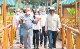  ??  ?? TURISMO. El mandatario también asistió a la inauguraci­ón del complejo turístico en el Lago de Yojoa bautizado como Lagolandia.