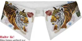  ??  ?? Mes tigres veillent sur moi. Col Asos, 16 €. Sur ce tapis en vinyle. Beija Flor, Le Bon Marché, à partir de 69 €.