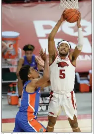  ?? (NWA Democrat-Gazette/Andy Shupe) ?? Moses Moody (right) and the Arkansas Razorbacks are projected as a No. 6 seed in the NCAA Tournament by CBSSports.com’s Jerry Palm. The No. 20 Razorbacks, who host No. 6 Alabama on Wednesday night, have won seven consecutiv­e SEC games.