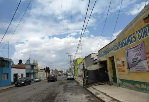  ??  ?? Vecinos de colonias considerad­as focos rojos en el uso inadecuado del agua, esta vez se mantuviero­n en sus casas sin desperdici­ar el vital líquido.