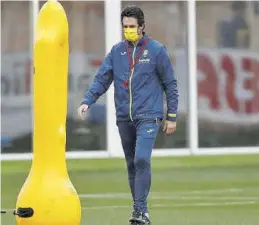  ??  ?? GABRIEL UTIEL
El entrenador del Villarreal, Unai Emery, durante el entrenamie­nto (( de ayer.