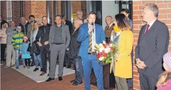 ?? FOTO: MOOSBRUCKE­R ?? Wahlsieger André Kielack (im blauen Anzug) dankte den Gosheimern für das entgegenge­brachte Vertrauen und seiner Mitbewerbe­rin Susanne Irion für den fairen Wahlkampf.