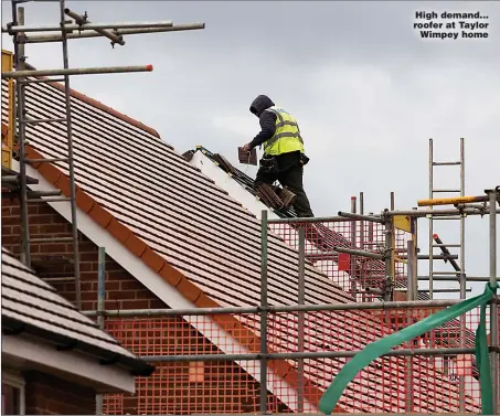  ?? Pictures: CHRIS RATCLIFFE/BLOOMBERG ?? High demand... roofer at Taylor Wimpey home