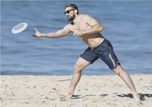  ??  ?? 0 Scotland captain John Barclay enjoys a game of frisbee on Coogee beach in Sydney ahead of Saturday’s Test against Australia.