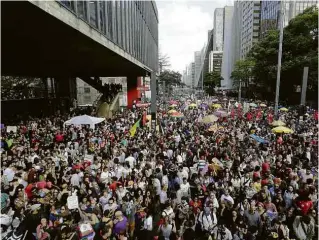  ??  ?? Manifestan­tes do #EleNão se reúnem em frente ao Masp, em São Paulo