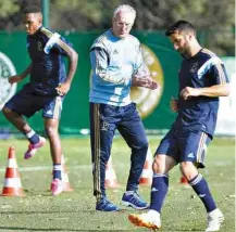  ?? Cesar Greco/ Fotoarena/ Folhapress ?? Dorival Júnior observa jogadores do Palmeiras no treino