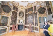  ??  ?? Christiane Winkler (links) verweist auf das Gemälde über dem Kamin, das den Kurfürst im Hausmantel zeigt.