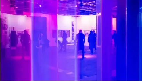  ?? ?? Des visiteurs passent devant une installati­on artistique de Regine Schumann lors de la foire internatio­nale d'art contempora­in (ARCO) à Madrid, le 6 mars 2024.
