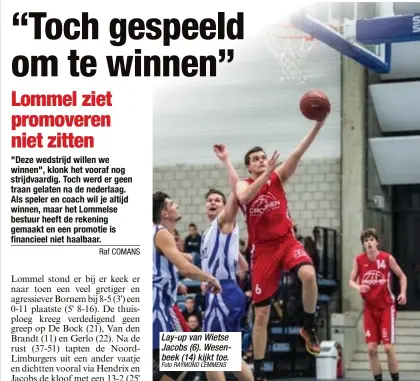  ?? Foto RAYMOND LEMMENS ?? Lay-up van Wietse Jacobs (6). Wesenbeek (14) kijkt toe.